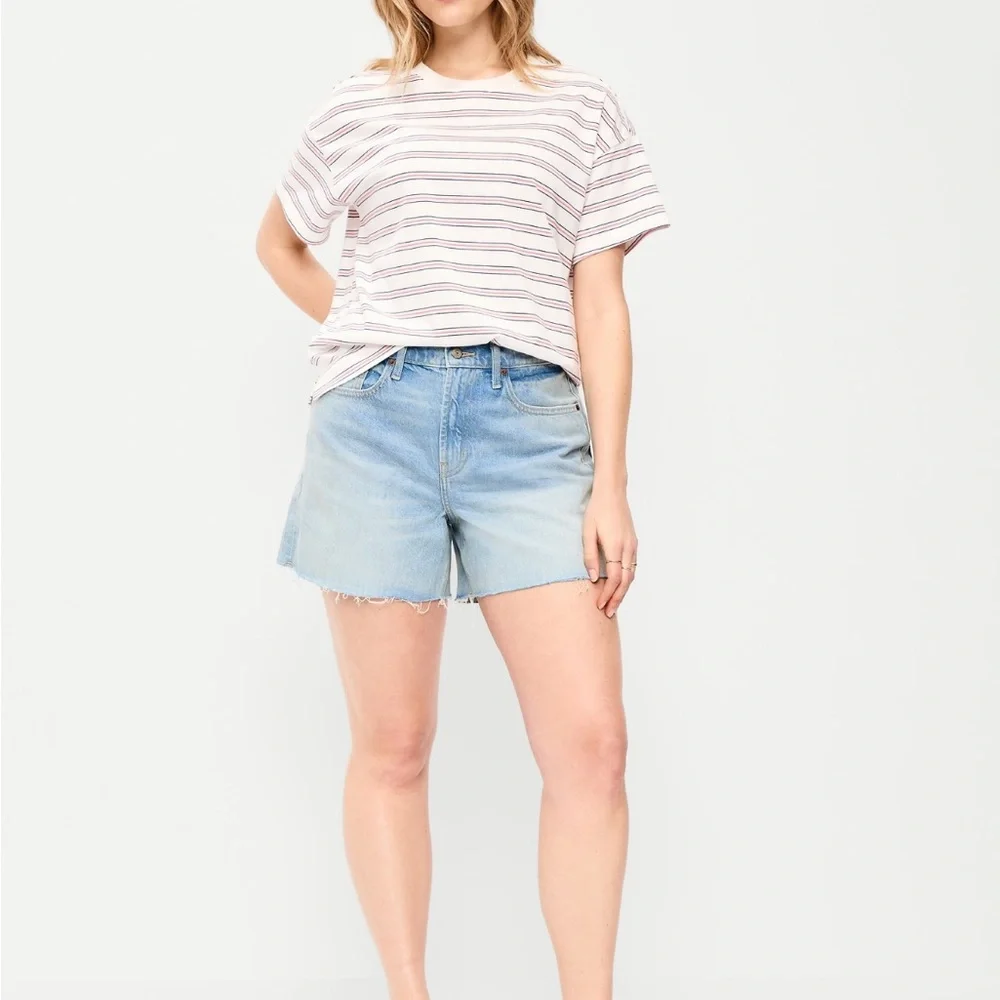 Light Wash Denim Women’s Shorts. High-waisted baggy Jean shorts light wash 6
